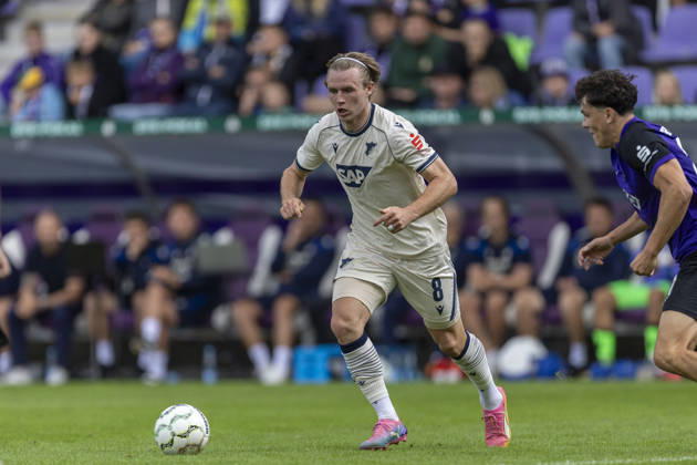 GER, Aue, Fussball, DFB-Pokal, 1. Hauptrunde, FC Erzgebirge Aue vs. TSG 1899 Hoffenheim im Bild v.l.: Patrick Wimmer (TSG Hoffenheim 08), Aktion mit Ball 22.08.2026, EINS Erzgebirgsstadion Aue DFB REGULATIONS PROHIBIT ANY USE OF PHOTOGRAPHS AS IMAGE SEQUENCES AND OR QUASI-VIDEO, Copyright: HMBxMedia PaulxFritz
