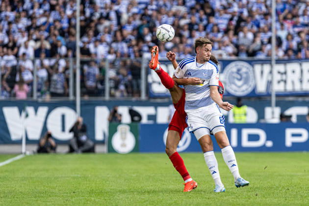 DFB-Pokal, 2026 2027, 1. Runde: MSV Duisburg - SV 07 Elversberg; 22.08.2026 Noah Darvich (SV 07 Elversberg, 10), Aljaz Casar (MSV Duisburg, 8) DFB-Pokal, 2026 2027, 1. Runde: MSV Duisburg - SV 07 Elversberg; Schauinsland-Reisen-Arena, Duisburg; 22.08.2026 DFB regulations prohibit any use of photographs as image sequences and or quasi video. Copyright: xBEAUTIFULxSPORTS Buriakovx
