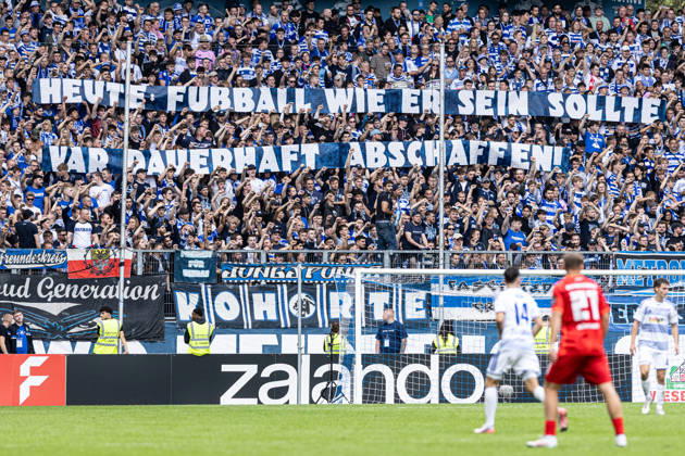 DFB-Pokal, 2026 2027, 1. Runde: MSV Duisburg - SV 07 Elversberg; 22.08.2026 Fans von MSV Duisburg protestiert gegen VAR DFB-Pokal, 2026 2027, 1. Runde: MSV Duisburg - SV 07 Elversberg; Schauinsland-Reisen-Arena, Duisburg; 22.08.2026 DFB regulations prohibit any use of photographs as image sequences and or quasi video. Copyright: xBEAUTIFULxSPORTS Buriakovx