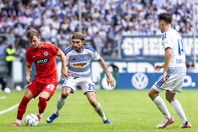 DFB-Pokal, 2026 2027, 1. Runde: MSV Duisburg - SV 07 Elversberg; 22.08.2026 Cole Campbell (SV 07 Elversberg, 39), Joshua Bitter (MSV Duisburg, 29) DFB-Pokal, 2026 2027, 1. Runde: MSV Duisburg - SV 07 Elversberg; Schauinsland-Reisen-Arena, Duisburg; 22.08.2026 DFB regulations prohibit any use of photographs as image sequences and or quasi video. Copyright: xBEAUTIFULxSPORTS Buriakovx