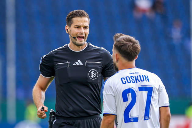 2026.08.22, xkwix, Fußball, DFB-Pokal, MSV Duisburg - SV Elversberg, Schauinsland-Reisen-Arena, 1.Runde, Saison 2026 2027: Schiedsrichter Burda, Max (Berlin) im Gespraech mit Can Coskun (MSV Duisburg 27) DFB regulations prohibit any use of photographs as image sequences and or quasi-video. Photo: xKamilxWilkowskixPressefotoKochx Nordrhein-Westfalen Deutschland