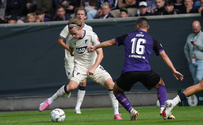 22.08.2026, eins Erzgebirgsstadion, Aue, GER, DFB Pokal, Erzgebirge Aue vs TSG Hoffenheim , Patrick Wimmer (Hoffenheim), Patrick Kapp (Aue) (Photo by Hasan Bratic DeFodi Images) -