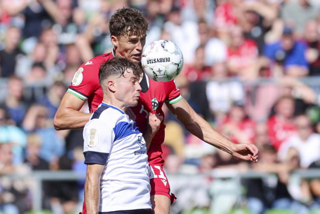 Kerem Sahan (SV Hemelingen) und Jean Hugonet (Hannover 96) kaempfen um den Ball waehrend des Spiels des DFB-Pokals zwischen SV Hemelingen und Hannover 96, Weserstadion am 22. August 2026 in Bremen, Deutschland. (Foto von Marco Steinbrenner DeFodi Images) +++ Kerem Sahan (SV Hemelingen) und Jean Hugonet (Hannover 96) battle for the ball during the DFB-Pokal match between SV Hemelingen and Hannover 96t at Weserstadion on August 22, 2026 in Bremen, Germany. (Photo by Marco Steinbrenner DeFodi Images) (Photo by Marco Steinbrenner DeFodi Images) -
