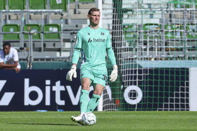 Torhueter Leo Weinkauf (Hannover 96) kontrolliert den Ball waehrend des Spiels des DFB-Pokals zwischen SV Hemelingen und Hannover 96, Weserstadion am 22. August 2026 in Bremen, Deutschland. (Foto von Marco Steinbrenner DeFodi Images) +++ Torhueter Leo Weinkauf (Hannover 96) controls the ball during the DFB-Pokal match between SV Hemelingen and Hannover 96t at Weserstadion on August 22, 2026 in Bremen, Germany. (Photo by Marco Steinbrenner DeFodi Images) (Photo by Marco Steinbrenner DeFodi Images) -