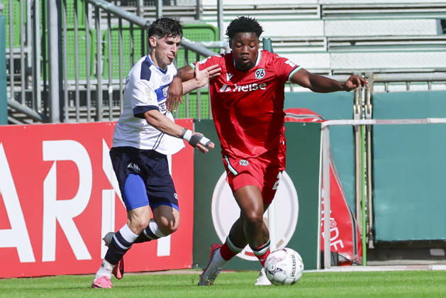 Ledjon Fikaj (SV Hemelingen) und Ime Okon (Hannover 96) kaempfen um den Ball waehrend des Spiels des DFB-Pokals zwischen SV Hemelingen und Hannover 96, Weserstadion am 22. August 2026 in Bremen, Deutschland. (Foto von Marco Steinbrenner DeFodi Images) +++ Ledjon Fikaj (SV Hemelingen) und Ime Okon (Hannover 96) battle for the ball during the DFB-Pokal match between SV Hemelingen and Hannover 96t at Weserstadion on August 22, 2026 in Bremen, Germany. (Photo by Marco Steinbrenner DeFodi Images) (Photo by Marco Steinbrenner DeFodi Images) -