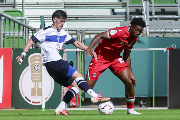 Ledjon Fikaj (SV Hemelingen) und Ime Okon (Hannover 96) kaempfen um den Ball waehrend des Spiels des DFB-Pokals zwischen SV Hemelingen und Hannover 96, Weserstadion am 22. August 2026 in Bremen, Deutschland. (Foto von Marco Steinbrenner DeFodi Images) +++ Ledjon Fikaj (SV Hemelingen) und Ime Okon (Hannover 96) battle for the ball during the DFB-Pokal match between SV Hemelingen and Hannover 96t at Weserstadion on August 22, 2026 in Bremen, Germany. (Photo by Marco Steinbrenner DeFodi Images) (Photo by Marco Steinbrenner DeFodi Images) -