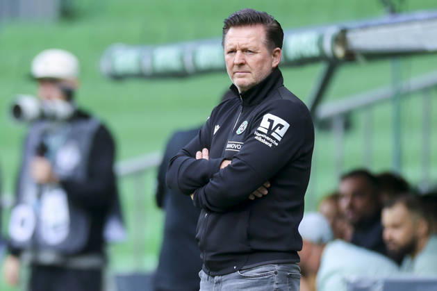 Trainer Christian Titz (Hannover 96) schaut waehrend des Spiels des DFB-Pokals zwischen SV Hemelingen und Hannover 96, Weserstadion am 22. August 2026 in Bremen, Deutschland. (Foto von Marco Steinbrenner DeFodi Images) +++ Trainer Christian Titz (Hannover 96) looks on during the DFB-Pokal match between SV Hemelingen and Hannover 96t at Weserstadion on August 22, 2026 in Bremen, Germany. (Photo by Marco Steinbrenner DeFodi Images) (Photo by Marco Steinbrenner DeFodi Images) -