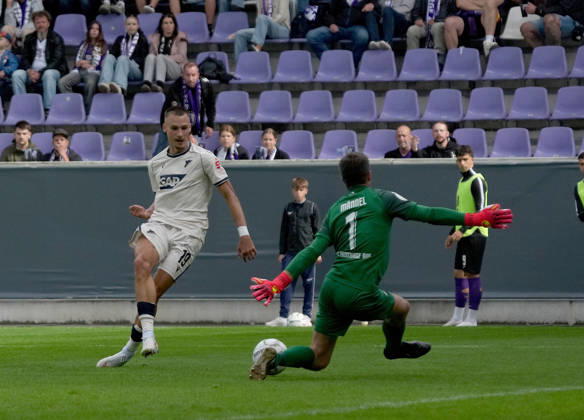 22.08.2026, eins Erzgebirgsstadion, Aue, GER, DFB Pokal, Erzgebirge Aue vs TSG Hoffenheim , Tim Lemperle (Hoffenheim), Torwart Martin Maennel (Photo by Hasan Bratic DeFodi Images) -