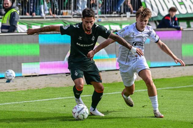 Ludovit Reis ( Werder ) Nevio Scheuer ( Lüneburg ) Deutschland , Hamburg , Millerntor , Fussball , 1 Bundesliga , Oberliga Niedersachsen , DFB Pokal Runde 1 , LSK Lüneburg - SV Werder Bremen