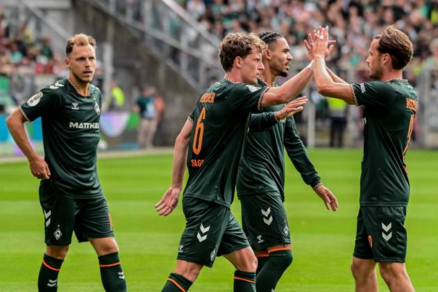 Torjubel nach dem 0:1 durch Jens Stage 11 Justin Njinmah Olivier Deman ( Werder ) ( Lüneburg ) Deutschland , Hamburg , Millerntor , Fussball , 1 Bundesliga , Oberliga Niedersachsen , DFB Pokal Runde 1 , LSK Lüneburg - SV Werder Bremen