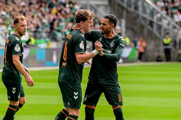 Torjubel nach dem 0:1 durch Jens Stage 11 Justin Njinmah ( Werder ) ( Lüneburg ) Deutschland , Hamburg , Millerntor , Fussball , 1 Bundesliga , Oberliga Niedersachsen , DFB Pokal Runde 1 , LSK Lüneburg - SV Werder Bremen