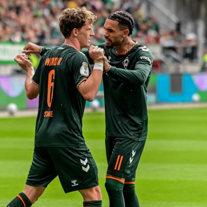Torjubel nach dem 0:1 durch Jens Stage 11 Justin Njinmah ( Werder ) ( Lüneburg ) Deutschland , Hamburg , Millerntor , Fussball , 1 Bundesliga , Oberliga Niedersachsen , DFB Pokal Runde 1 , LSK Lüneburg - SV Werder Bremen