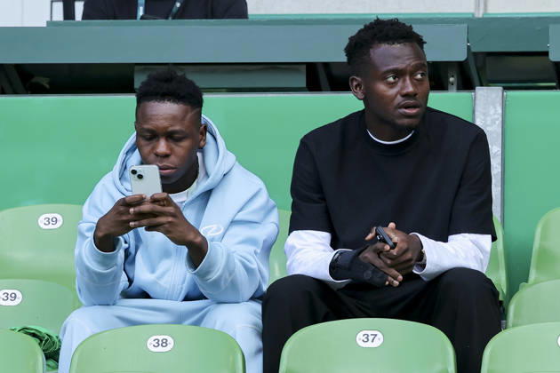 Mwisho Mhango (Hannover 96) und Mustapha Bundu (Hannover 96) schauen waehrend des Spiels des DFB-Pokals zwischen SV Hemelingen und Hannover 96, Weserstadion am 22. August 2026 in Bremen, Deutschland. (Foto von Marco Steinbrenner DeFodi Images) +++ Mwisho Mhango (Hannover 96) und Mustapha Bundu (Hannover 96) look on during the DFB-Pokal match between SV Hemelingen and Hannover 96t at Weserstadion on August 22, 2026 in Bremen, Germany. (Photo by Marco Steinbrenner DeFodi Images) (Photo by Marco Steinbrenner DeFodi Images) -