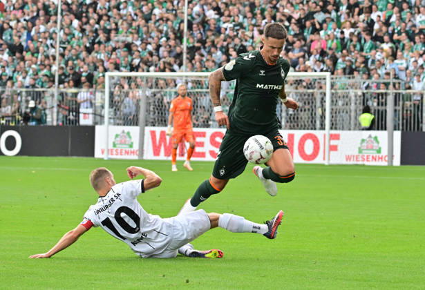 22.08.2026,GER Fußball, Männer,DFB Pokal, 1.Runde Saison 2026 2027, Hamburg, Lüneburger SK vs Werder Bremen Senne Lynen (Werder 14) versucht sich gegen Leon Perera (Lüneburg 12) durchzusetzen DFB DFL regulations prohibit any use of photographs as image sequences and or quasi-video) Hamburg Millerntorstadion Hamburg Deutschland Copyright: xnordphotoxGmbH xWitkex