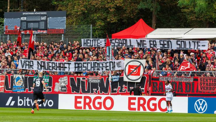 22.08.2026 - Fussball - Saison 2026 2027 - DFB Pokal Vereinspokal - 01. Runde: Viktoria Köln - 1. FC Nürnberg Nuernberg FCN ( Club ) - Sportfoto Zink DaMa - xdaxmax - regulations prohibit any use of photographs as image sequences and or quasi-video - Clubfan Clubfans FCN-Fans Fans mit Spruchband Transparent - VAR abschaffen