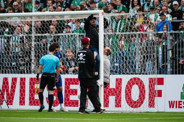 DFB-Pokal: Lüneburger SK - SV Werder Bremen, 22.08.2026 Das Tor wird repariert; Fußball, DFB-Pokal, 1. Runde: Lüneburger SK vs. SV Werder Bremen am 22.08.2026 im Millerntor-Stadion, Hamburg DFB REGULATIONS PROHIBIT ANY USE OF PHOTOGRAPHS AS IMAGE SEQUENCES AND OR QUASI-VIDEO. Copyright: xBEAUTIFULxSPORTS Tonhäuserx