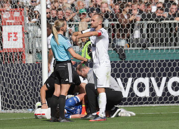 Schiedsrichterin Fabienne Michel, Marian Kunze (Lueneburger SK Hansa) Fussball, Saison 2026 2027, Maenner, Herren, DFB Pokal, 1. Hauptrunde, Millerntor Stadion, Lueneburger SK gegen Werder Bremen DFL REGULATIONS PROHIBIT ANY USE OF PHOTOGRAPHS AS IMAGE SEQUENCES AND OR QUASI-VIDEO.