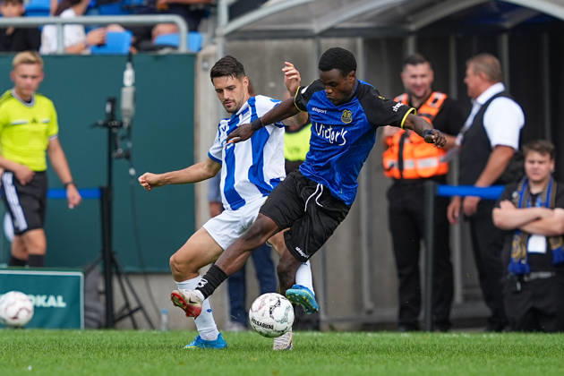 22.08.2026, xydrx, Fußball, DFB Pokal, 1. FC Saarbrücken - Hertha BSC, Saison 2026 2027, Ludwigsparkstadion: Sebastian Groenning Andersen (Hertha BSC, 17) im Zweikampf gegen Calogero Rizzuto (1.FC Saarbruecken, 7) DFB regulations prohibit any use of photographs as image sequences and or quasi-video. Copyright: HMBxMedia YannisxDreimann