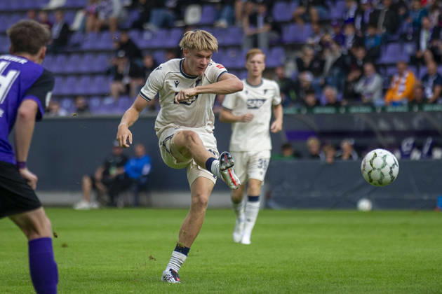 GER, Aue, Fussball, DFB-Pokal, 1. Hauptrunde, FC Erzgebirge Aue vs. TSG 1899 Hoffenheim im Bild v.l.: Nathan De Cat (TSG Hoffenheim 17), Aktion mit Ball 22.08.2026, EINS Erzgebirgsstadion Aue DFB REGULATIONS PROHIBIT ANY USE OF PHOTOGRAPHS AS IMAGE SEQUENCES AND OR QUASI-VIDEO, Copyright: HMBxMedia PaulxFritz