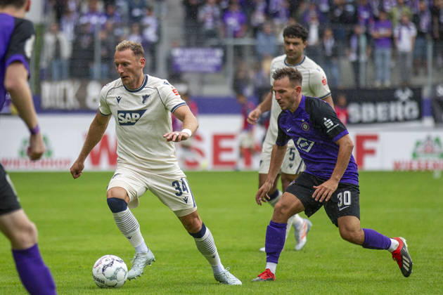 GER, Aue, Fussball, DFB-Pokal, 1. Hauptrunde, FC Erzgebirge Aue vs. TSG 1899 Hoffenheim im Bild v.l.: Vladimir Coufal (TSG Hoffenheim 34), Simon Skarlatidis (FC Erzgebirge Aue 30), Zweikampf 22.08.2026, EINS Erzgebirgsstadion Aue DFB REGULATIONS PROHIBIT ANY USE OF PHOTOGRAPHS AS IMAGE SEQUENCES AND OR QUASI-VIDEO, Copyright: HMBxMedia PaulxFritz