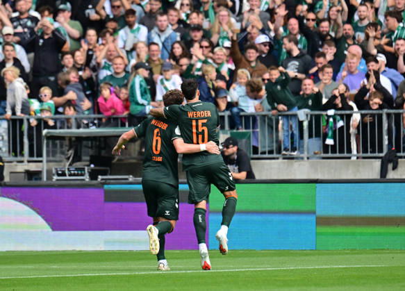 22.08.2026,GER Fußball, Männer,DFB Pokal, 1.Runde Saison 2026 2027, Hamburg, Lüneburger SK vs Werder Bremen Jens Stage (Werder 06) schiesst das Tor zum 1-0 fuer Bremen vorbei an Torwart Tommy Henze (Pauli 01) und jubelt mit den Fans DFB DFL regulations prohibit any use of photographs as image sequences and or quasi-video) Hamburg Millerntorstadion Hamburg Deutschland Copyright: xnordphotoxGmbH xWitkex