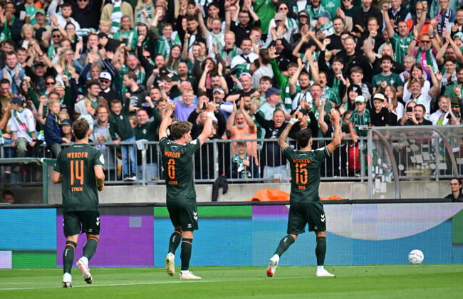 22.08.2026,GER Fußball, Männer,DFB Pokal, 1.Runde Saison 2026 2027, Hamburg, Lüneburger SK vs Werder Bremen Jens Stage (Werder 06) schiesst das Tor zum 1-0 fuer Bremen vorbei an Torwart Tommy Henze (Pauli 01) und jubelt mit den Fans DFB DFL regulations prohibit any use of photographs as image sequences and or quasi-video) Hamburg Millerntorstadion Hamburg Deutschland Copyright: xnordphotoxGmbH xWitkex
