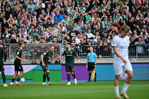 22.08.2026,GER Fußball, Männer,DFB Pokal, 1.Runde Saison 2026 2027, Hamburg, Lüneburger SK vs Werder Bremen Jens Stage (Werder 06) schiesst das Tor zum 1-0 fuer Bremen vorbei an Torwart Tommy Henze (Pauli 01) und jubelt mit der Mannschaft DFB DFL regulations prohibit any use of photographs as image sequences and or quasi-video) Hamburg Millerntorstadion Hamburg Deutschland Copyright: xnordphotoxGmbH xWitkex