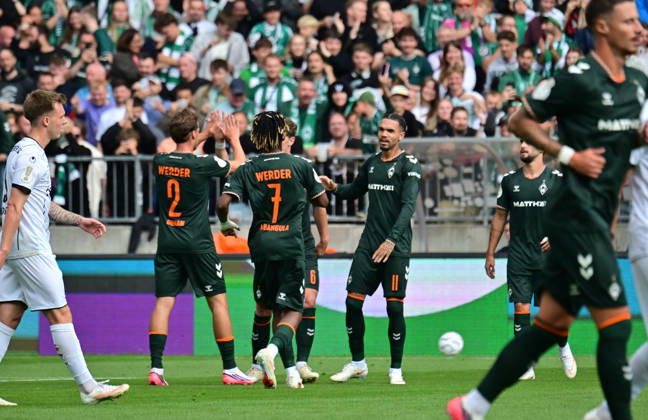 22.08.2026,GER Fußball, Männer,DFB Pokal, 1.Runde Saison 2026 2027, Hamburg, Lüneburger SK vs Werder Bremen Jens Stage (Werder 06) schiesst das Tor zum 1-0 fuer Bremen vorbei an Torwart Tommy Henze (Pauli 01) und jubelt mit der Mannschaft DFB DFL regulations prohibit any use of photographs as image sequences and or quasi-video) Hamburg Millerntorstadion Hamburg Deutschland Copyright: xnordphotoxGmbH xWitkex