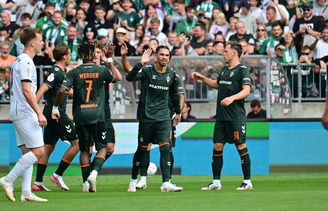 22.08.2026,GER Fußball, Männer,DFB Pokal, 1.Runde Saison 2026 2027, Hamburg, Lüneburger SK vs Werder Bremen Jens Stage (Werder 06) schiesst das Tor zum 1-0 fuer Bremen vorbei an Torwart Tommy Henze (Pauli 01) und jubelt mit der Mannschaft DFB DFL regulations prohibit any use of photographs as image sequences and or quasi-video) Hamburg Millerntorstadion Hamburg Deutschland Copyright: xnordphotoxGmbH xWitkex