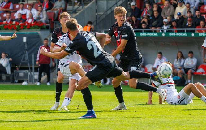 22.08.2026 - Fussball - Saison 2026 2027 - DFB Pokal Vereinspokal - 01. Runde: Viktoria Köln - 1. FC Nürnberg Nuernberg FCN ( Club ) - Sportfoto Zink DaMa - xdaxmax - regulations prohibit any use of photographs as image sequences and or quasi-video - Tor Treffer Torschuß zum 0:1 - Torschütze Piet Scobel (19, 1. FC Nürnberg FCN )