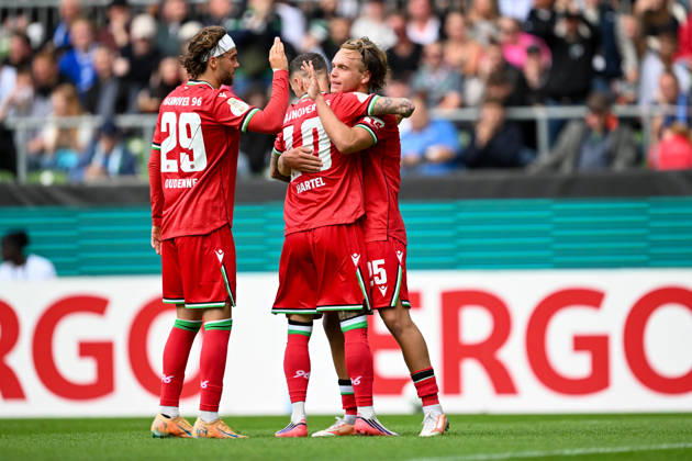 DFB Pokal 26 27 - SV Hemelingen - Hannover 96 am 22.08.2026 im Weserstadion in Bremen Jubel, Torjubel, Torschuetze, Torschütze Lars Gindorf (Hannover) jubelt nach seinem Tor zum 0:7 mit Marcel Hartel (Hannover) und Kolja Oudenne (Hannover)