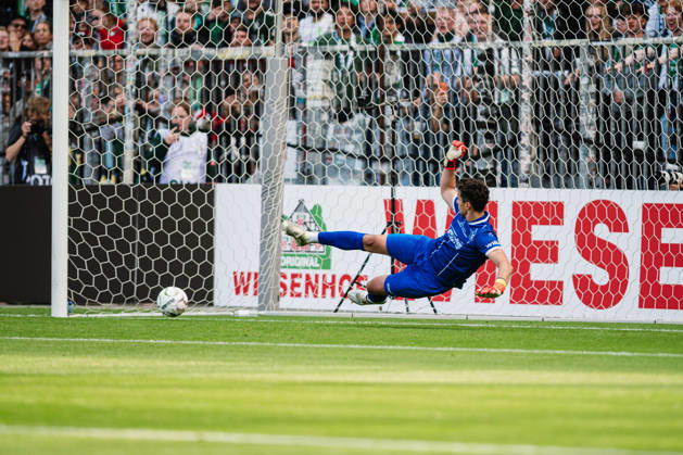 DFB-Pokal: Lüneburger SK - SV Werder Bremen, 22.08.2026 Arne Exner schaut dem Ball hinterher; Fußball, DFB-Pokal, 1. Runde: Lüneburger SK vs. SV Werder Bremen am 22.08.2026 im Millerntor-Stadion, Hamburg DFB REGULATIONS PROHIBIT ANY USE OF PHOTOGRAPHS AS IMAGE SEQUENCES AND OR QUASI-VIDEO. Copyright: xBEAUTIFULxSPORTS Tonhäuserx