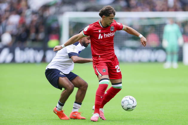 Berkay Isik (SV Hemelingen) und Taycan Ectibasi (Hannover 96) kaempfen um den Ball waehrend des Spiels des DFB-Pokals zwischen SV Hemelingen und Hannover 96, Weserstadion am 22. August 2026 in Bremen, Deutschland. (Foto von Marco Steinbrenner DeFodi Images) +++ Berkay Isik (SV Hemelingen) und Taycan Ectibasi (Hannover 96) battle for the ball during the DFB-Pokal match between SV Hemelingen and Hannover 96t at Weserstadion on August 22, 2026 in Bremen, Germany. (Photo by Marco Steinbrenner DeFodi Images) (Photo by Marco Steinbrenner DeFodi Images) -
