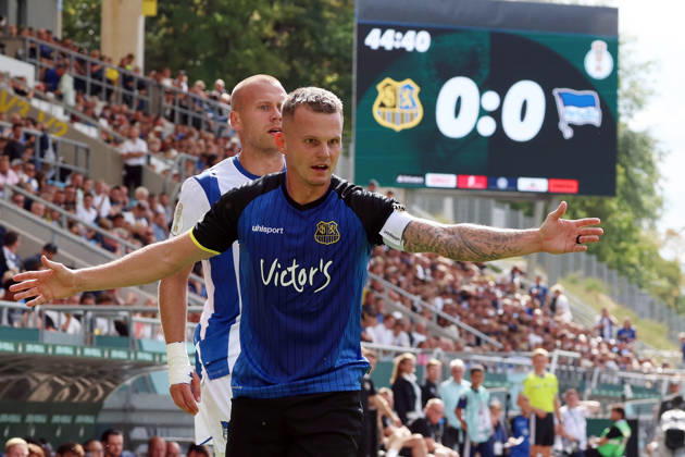 22.08.2026, xrekx, Fussball DFB Pokal 1.Runde, 1.FC Saarbruecken - Hertha BSC Berlin v.l. Florian Pick (1.FC Saarbruecken) gibt Anweisungen, gestikuliert, mit den Armen gestikulieren gives instructions, gesticulate (DFL DFB REGULATIONS PROHIBIT ANY USE OF PHOTOGRAPHS as IMAGE SEQUENCES and or QUASI-VIDEO) Saarbruecken