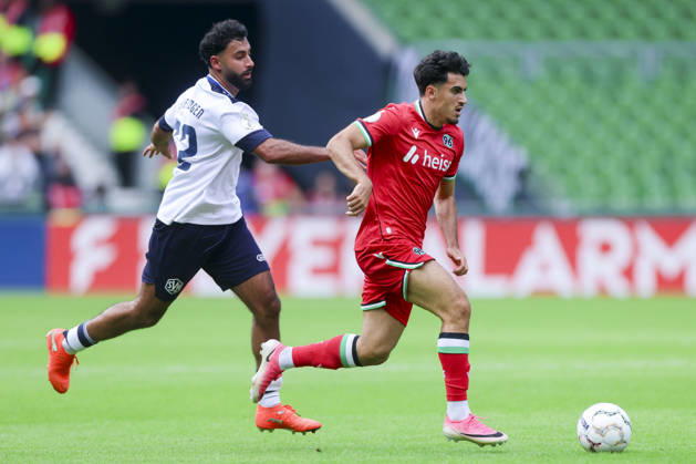 Berkay Isik (SV Hemelingen) und Husseyn Chakroun (Hannover 96) kaempfen um den Ball waehrend des Spiels des DFB-Pokals zwischen SV Hemelingen und Hannover 96, Weserstadion am 22. August 2026 in Bremen, Deutschland. (Foto von Marco Steinbrenner DeFodi Images) +++ Berkay Isik (SV Hemelingen) und Husseyn Chakroun (Hannover 96) battle for the ball during the DFB-Pokal match between SV Hemelingen and Hannover 96t at Weserstadion on August 22, 2026 in Bremen, Germany. (Photo by Marco Steinbrenner DeFodi Images) (Photo by Marco Steinbrenner DeFodi Images) -