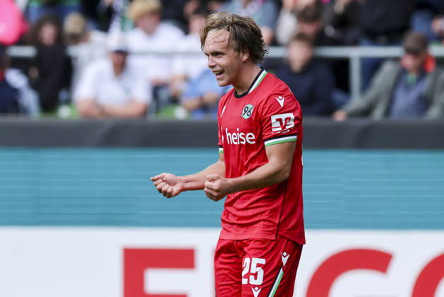 Lars Gindorf (Hannover 96) bejubelt seinen Treffer zum 0:7 waehrend des Spiels des DFB-Pokals zwischen SV Hemelingen und Hannover 96, Weserstadion am 22. August 2026 in Bremen, Deutschland. (Foto von Marco Steinbrenner DeFodi Images) +++ Lars Gindorf (Hannover 96) celebrates after scoring his teams seventh goal during the DFB-Pokal match between SV Hemelingen and Hannover 96t at Weserstadion on August 22, 2026 in Bremen, Germany. (Photo by Marco Steinbrenner DeFodi Images) (Photo by Marco Steinbrenner DeFodi Images) -