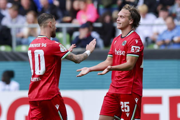 Lars Gindorf (Hannover 96) bejubelt seinen Treffer zum 0:7 mit Marcel Hartel (Hannover 96) waehrend des Spiels des DFB-Pokals zwischen SV Hemelingen und Hannover 96, Weserstadion am 22. August 2026 in Bremen, Deutschland. (Foto von Marco Steinbrenner DeFodi Images) +++ Lars Gindorf (Hannover 96) celebrates after scoring his teams seventh goal with Marcel Hartel (Hannover 96) during the DFB-Pokal match between SV Hemelingen and Hannover 96t at Weserstadion on August 22, 2026 in Bremen, Germany. (Photo by Marco Steinbrenner DeFodi Images) (Photo by Marco Steinbrenner DeFodi Images) -