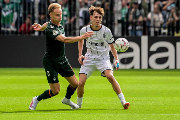 Amos Pieper ( Werder ) Tjark Dörr ( Lüneburg ) Deutschland , Hamburg , Millerntor , Fussball , 1 Bundesliga , Oberliga Niedersachsen , DFB Pokal Runde 1 , LSK Lüneburg - SV Werder Bremen
