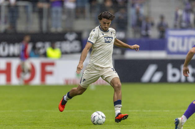 GER, Aue, Fussball, DFB-Pokal, 1. Hauptrunde, FC Erzgebirge Aue vs. TSG 1899 Hoffenheim im Bild v.l.: Leon Avdullahu (TSG Hoffenheim 07), Aktion mit Ball 22.08.2026, EINS Erzgebirgsstadion Aue DFB REGULATIONS PROHIBIT ANY USE OF PHOTOGRAPHS AS IMAGE SEQUENCES AND OR QUASI-VIDEO, Copyright: HMBxMedia PaulxFritz