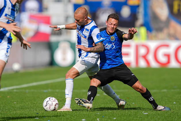 22.08.2026, xydrx, Fußball, DFB Pokal, 1. FC Saarbrücken - Hertha BSC, Saison 2026 2027, Ludwigsparkstadion: Jon Dagur Thorsteinsson (Hertha BSC, 23) im Zweikampf gegen Patrick Sontheimer (1.FC Saarbruecken, 6) DFB regulations prohibit any use of photographs as image sequences and or quasi-video. Copyright: HMBxMedia YannisxDreimann
