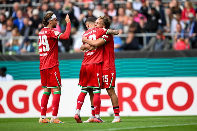 DFB Pokal 26 27 - SV Hemelingen - Hannover 96 am 22.08.2026 im Weserstadion in Bremen Jubel, Torjubel, Torschuetze, Torschütze Lars Gindorf (Hannover) jubelt nach seinem Tor zum 0:7 mit Marcel Hartel (Hannover) und Kolja Oudenne (Hannover)