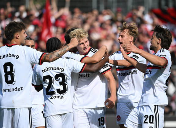 22.08.2026, xophax, Fussball , DFB - Pokal , 1.Runde Viktoria Köln gegen 1.FC Nürnberg 1 zu 0 Torschütze Piet Scobel , mitte ( Nürnberg ) Jubel mit Mannschaft Köln