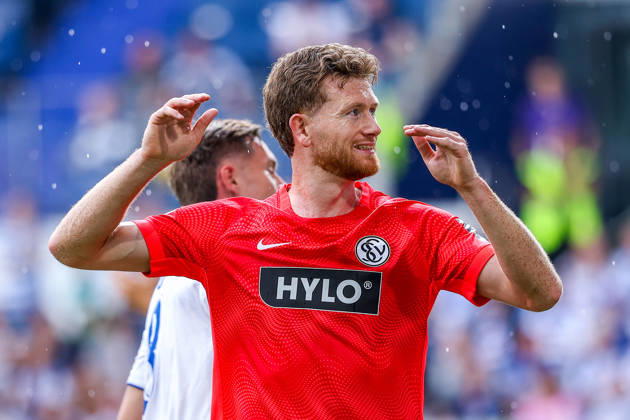 2026.08.22, xkwix, Fußball, DFB-Pokal, MSV Duisburg - SV Elversberg, Schauinsland-Reisen-Arena, 1.Runde, Saison 2026 2027: Florian Le Joncour (SV Elversberg 3) schlaegt die Arme ueber den Kopf nach nicht getroffenem Kopfball DFB regulations prohibit any use of photographs as image sequences and or quasi-video. Photo: xKamilxWilkowskixPressefotoKochx Nordrhein-Westfalen Deutschland