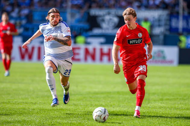 2026.08.22, xkwix, Fußball, DFB-Pokal, MSV Duisburg - SV Elversberg, Schauinsland-Reisen-Arena, 1.Runde, Saison 2026 2027: Joshua Bitter (MSV Duisburg 29) im Zweikampf gegen Cole Campbell (SV Elversberg 39) DFB regulations prohibit any use of photographs as image sequences and or quasi-video. Photo: xKamilxWilkowskixPressefotoKochx Nordrhein-Westfalen Deutschland