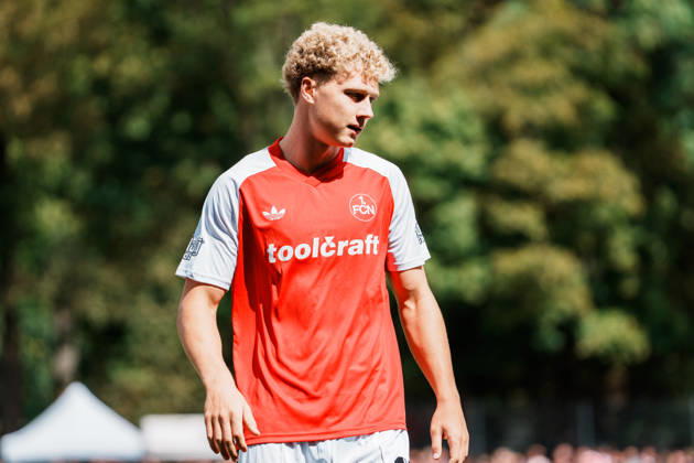 Deutschland, Köln (Sportpark Höhenberg): DFB-Pokal, 1. Runde, FC Viktoria Köln - 1. FC Nürnberg, Piet Scobel (1. FC Nürnberg, 19) vor dem Spiel, Aufwärmen Copyright: xThiemoxRudolphx