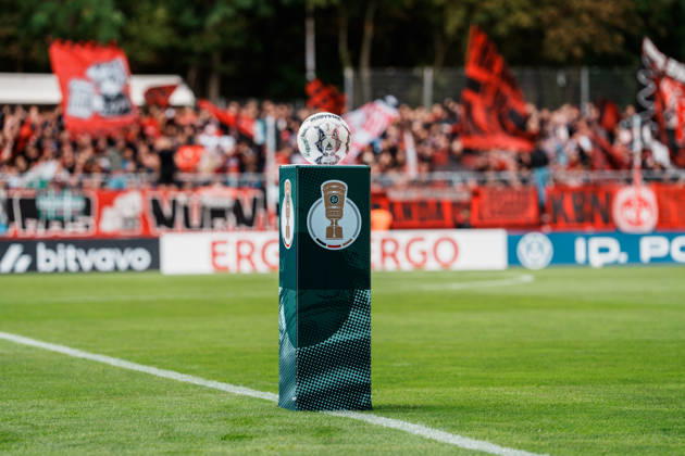 Deutschland, Köln (Sportpark Höhenberg): DFB-Pokal, 1. Runde, FC Viktoria Köln - 1. FC Nürnberg, Einlauf, Spielball, Pokalspiel, Fans Copyright: xThiemoxRudolphx