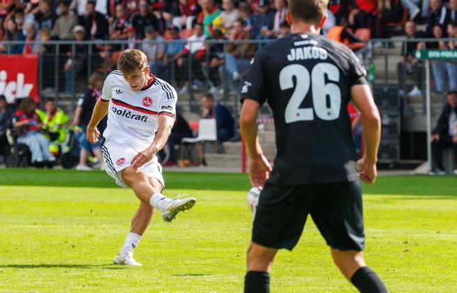 22.08.2026 - Fussball - Saison 2026 2027 - DFB Pokal Vereinspokal - 01. Runde: Viktoria Köln - 1. FC Nürnberg Nuernberg FCN ( Club ) - Sportfoto Zink DaMa - xdaxmax - regulations prohibit any use of photographs as image sequences and or quasi-video - Adam Markhiev (6, 1. FC Nürnberg FCN ) mit Torschuss