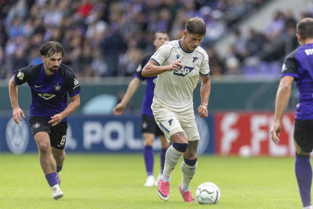 GER, Aue, Fussball, DFB-Pokal, 1. Hauptrunde, FC Erzgebirge Aue vs. TSG 1899 Hoffenheim im Bild v.l.: Adam Hlozek (TSG Hoffenheim 10), Aktion mit Ball 22.08.2026, EINS Erzgebirgsstadion Aue DFB REGULATIONS PROHIBIT ANY USE OF PHOTOGRAPHS AS IMAGE SEQUENCES AND OR QUASI-VIDEO, Copyright: HMBxMedia PaulxFritz