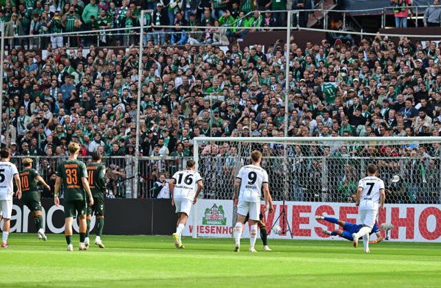 22.08.2026,GER Fußball, Männer,DFB Pokal, 1.Runde Saison 2026 2027, Hamburg, Lüneburger SK vs Werder Bremen Niclas Füllkrug (Werder 10) schiesst per Elfmeter das Tor zum 2-0 fuer Bremen vorbei an Torwart Tommy Henze (Pauli 01) DFB DFL regulations prohibit any use of photographs as image sequences and or quasi-video) Hamburg Millerntorstadion Hamburg Deutschland Copyright: xnordphotoxGmbH xWitkex
