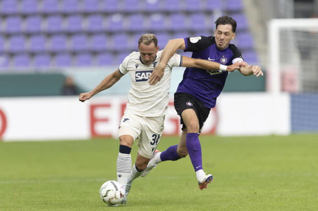GER, Aue, Fussball, DFB-Pokal, 1. Hauptrunde, FC Erzgebirge Aue vs. TSG 1899 Hoffenheim im Bild v.l.: Vladimir Coufal (TSG Hoffenheim 34), Marcel Baer (FC Erzgebirge Aue 15), Zweikampf 22.08.2026, EINS Erzgebirgsstadion Aue DFB REGULATIONS PROHIBIT ANY USE OF PHOTOGRAPHS AS IMAGE SEQUENCES AND OR QUASI-VIDEO, Copyright: HMBxMedia PaulxFritz